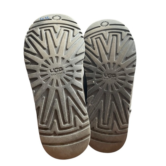 UGG Australia Bailey Button Short Boots Gray Suede Shearling Size 8 - Picture 7 of 8